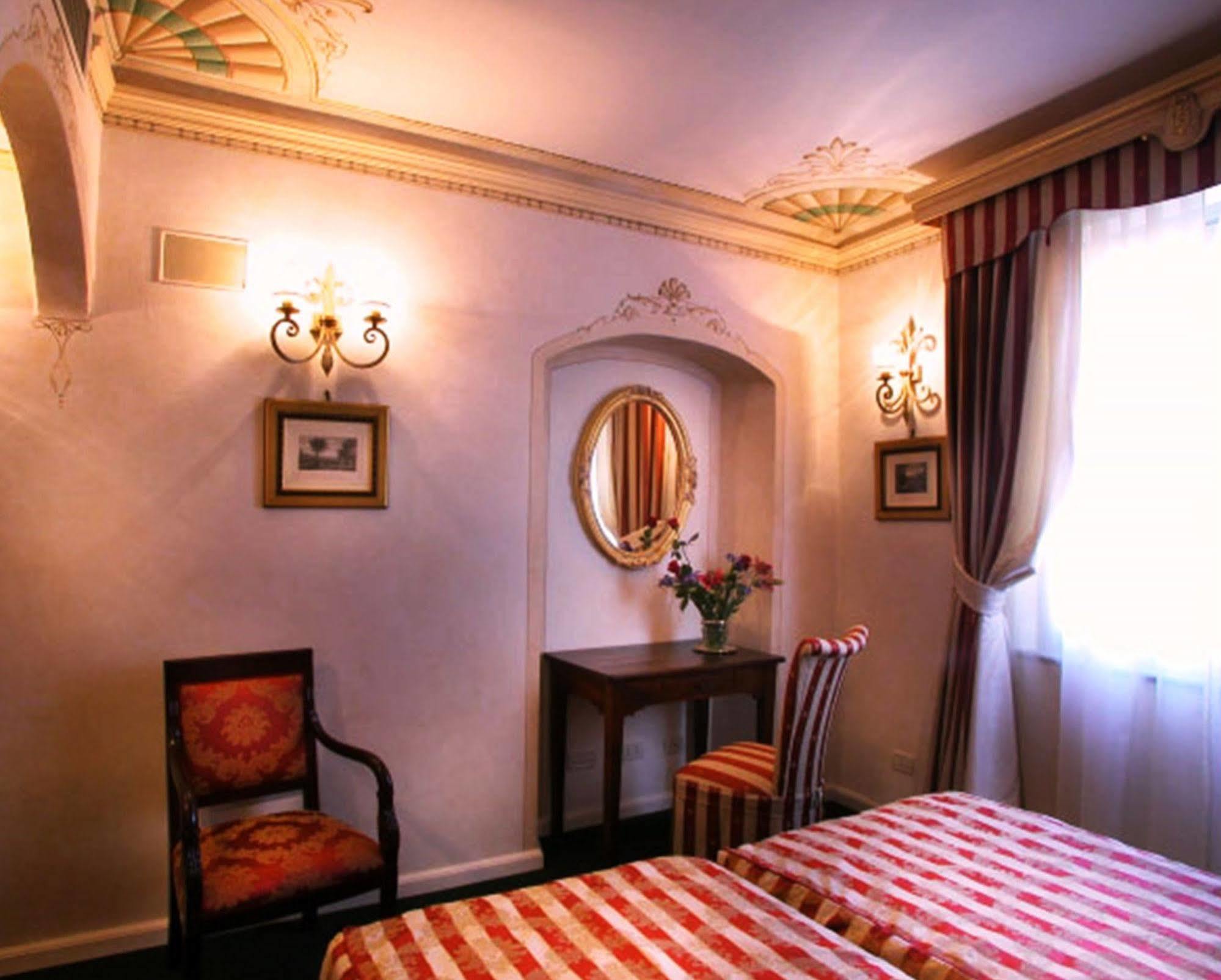 Hotel Relais Dell'Orologio Пиза Стая снимка